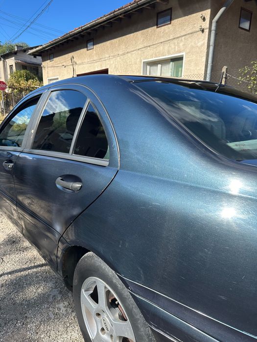 Мерцедес с220 2001 година