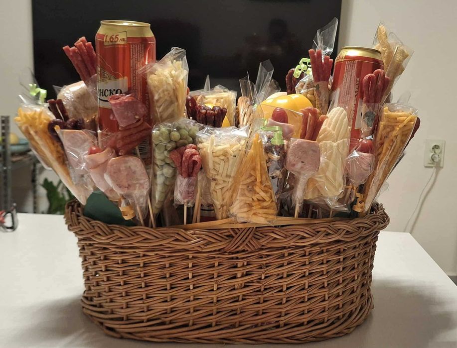 Празничен ядлив букет от хранителни продукти