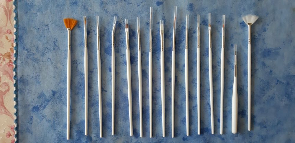 Четки за маникюр, държач за лак и сушилня за нокти