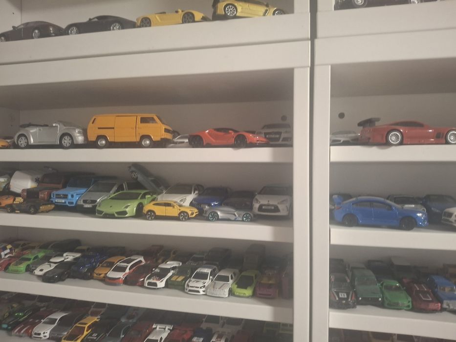 Продавам колекция малки и големи колшчки ( hot wheels,  majorete, matchbox, burajo и др)