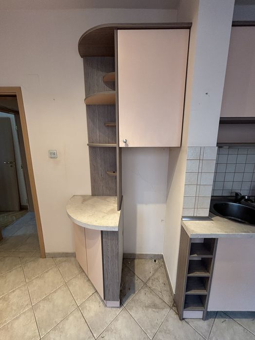 Продава са кухня със маса и 2 стол