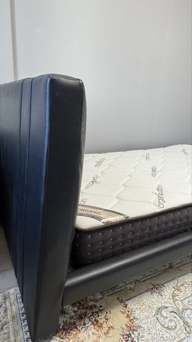 Кровать с матрасом размером 135х220