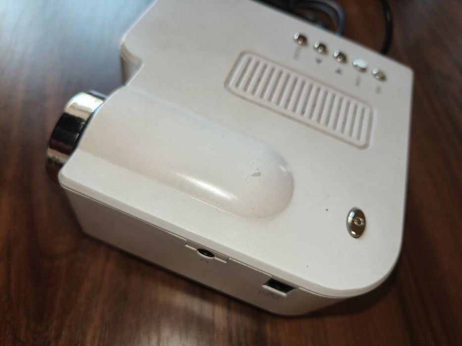 Vând mini proiector