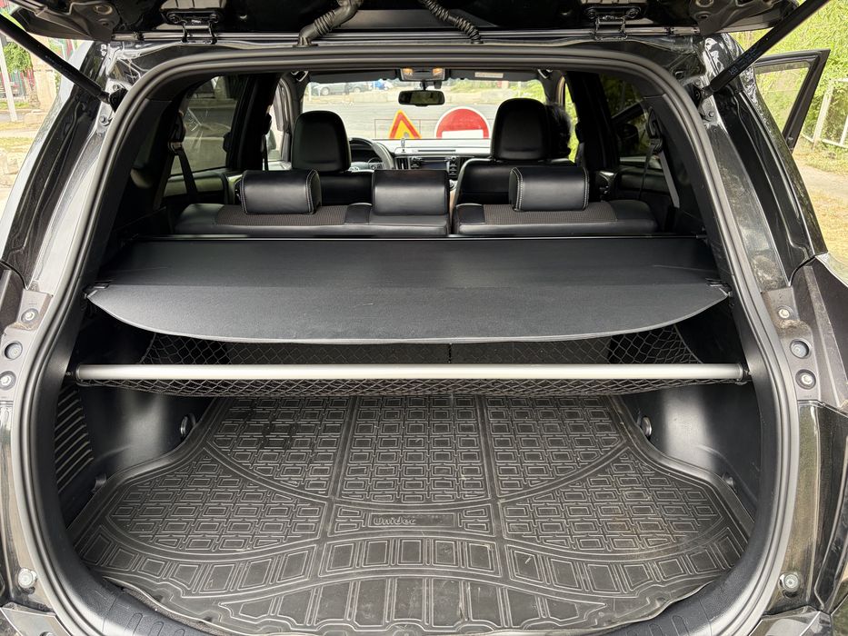 Прдам Шторка и сетка для багажника от Toyota Rav4