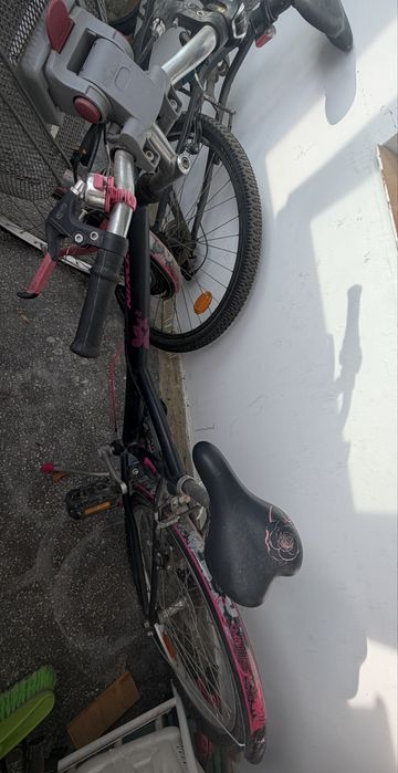 Sunt doua biciclete, pretul e doar pentru o bicicleta