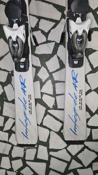 Sckiuri, clapari,ochelari de ski, jacheta si pantaloni tehnici