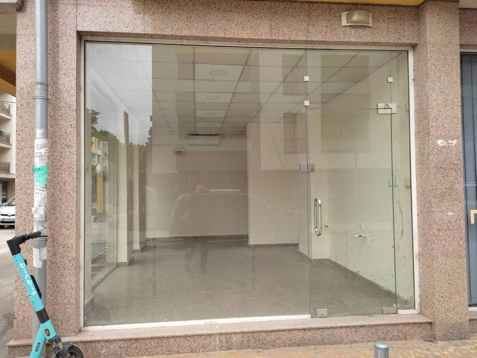 Ъглов магазин в Б-19 – витрини на 2 улици, климатик, топ видимост