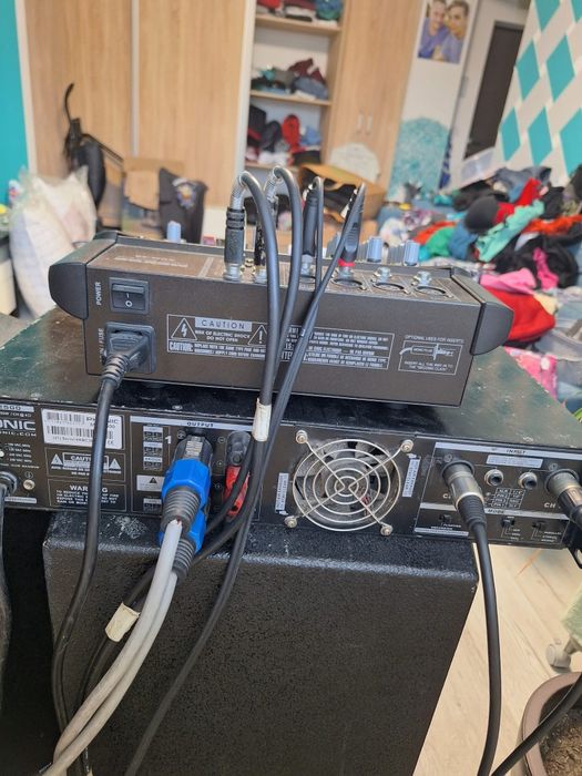 Vând boxe cu statie