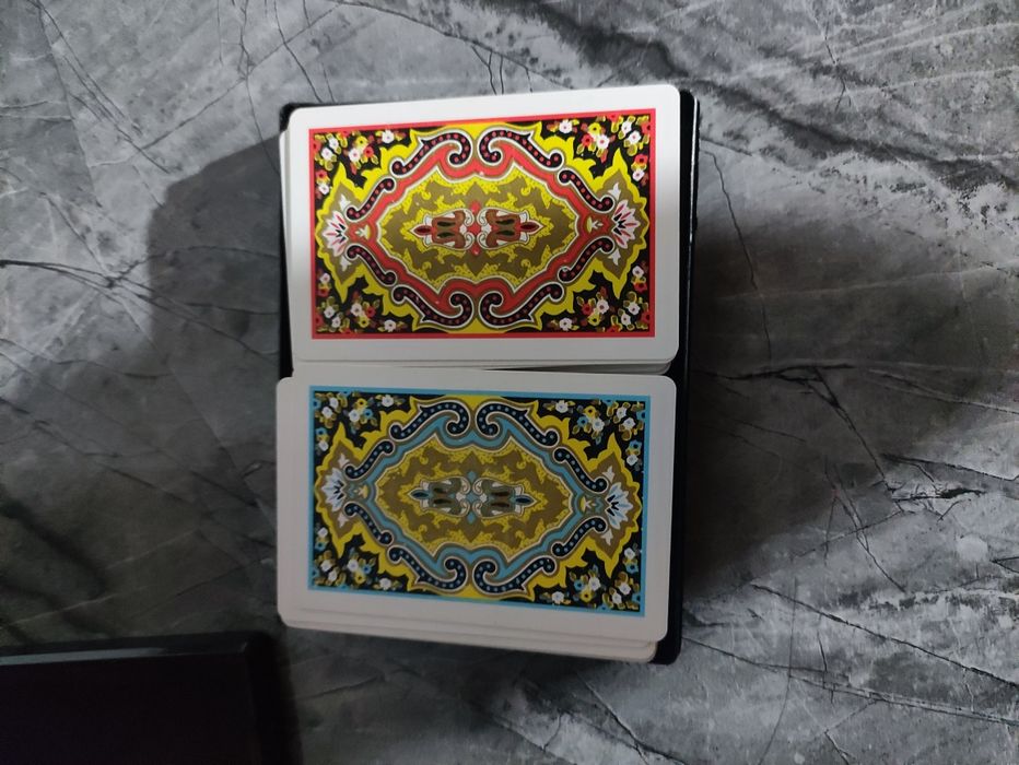 Продавам 2 тестета пластични карти