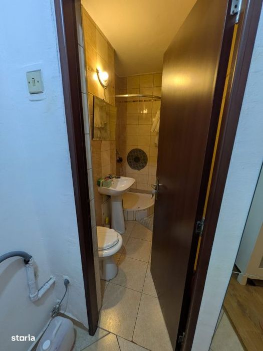 Garsoniera, etaj 2, Marasti