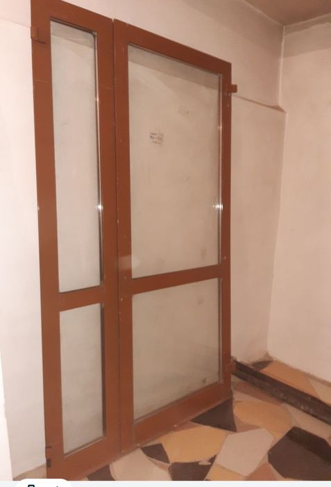 дверь алюминиевую  двухстворчатую