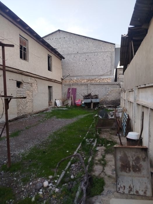 Бизнес қилиш учун қибрай сентрида икки қаватли бино фасад ўн метр