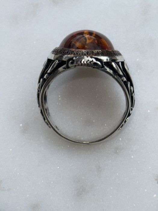 Мъжки сребърен пръстен с кехлибар