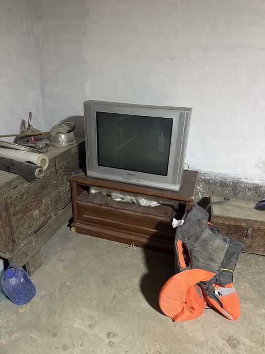 Отдам телевизор и подставку