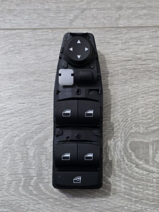 Buton geam electric stânga față BMW Seria 1 / X1 – OEM 61319208108