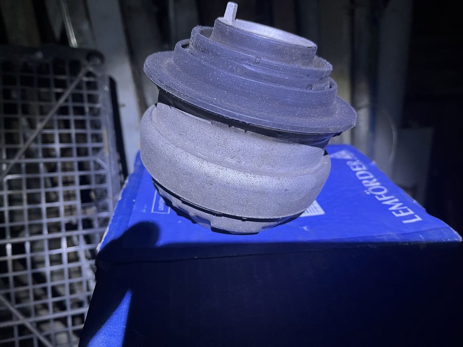 Продам подушку двигателя мерседеса