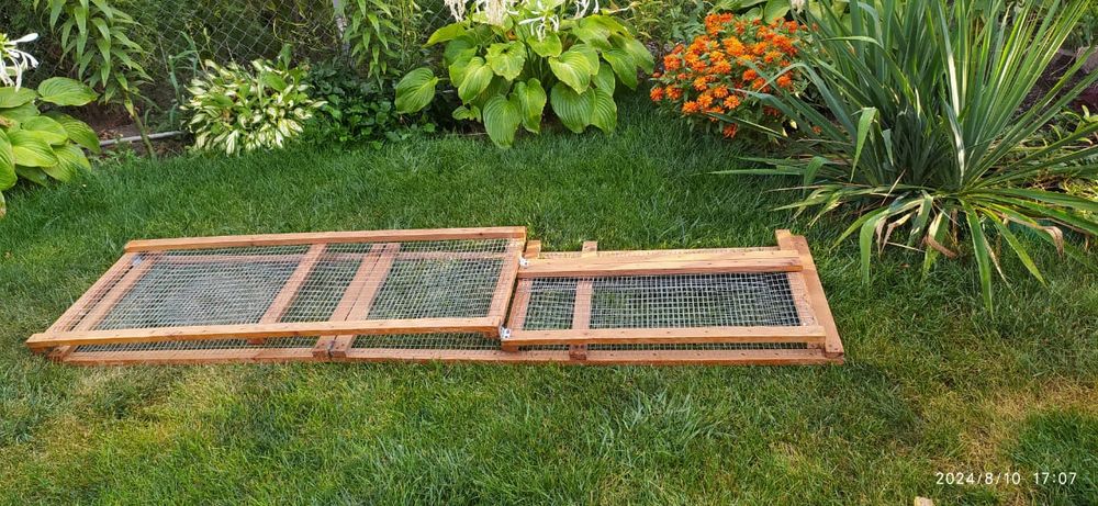 Продам манеж для собак мелких пород.