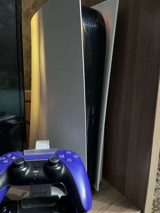 Продам PS5 с зарядкой для джостиков.