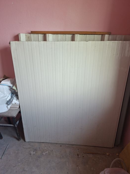 Vand fereaatra balcon  culoare maron închis dimensiune  Latime 191 cm înaltime 167,5 cm .precizez,ca sunt noi pret 2170 roni  si acoperis balcon  50 r