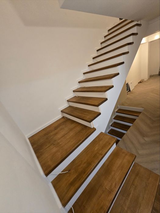 Scări din lemn masiv