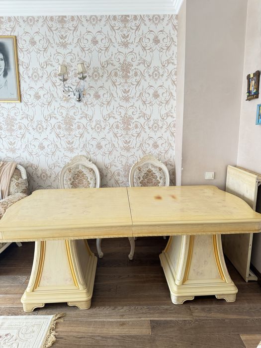 Стол со стульями