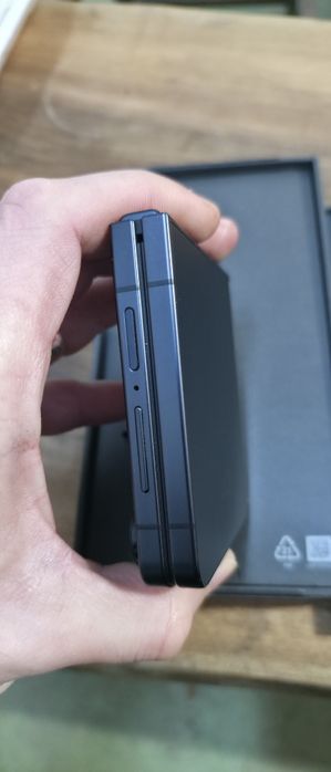 Samsung Galaxy Z Flip 7 – 256 GB, 12 GB RAM – nou, garanție 2 ani