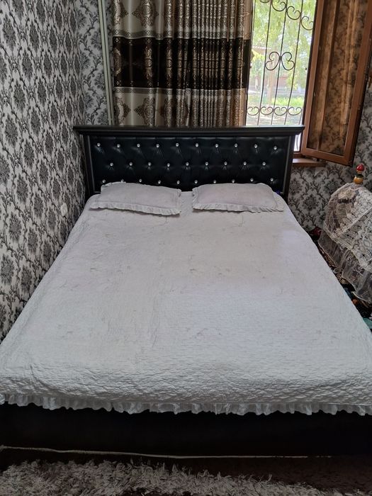 Двух спальни гарнитур. Шкаф. тримо и тумбочки