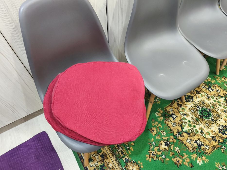 В продаже 4 стула для кухни.