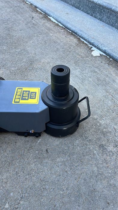 Домкрат 30 тонн пневмогидравлический