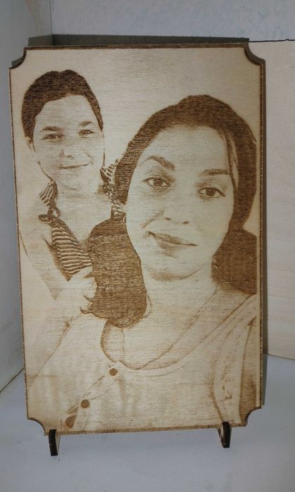 Portrete personalizate pe lemn