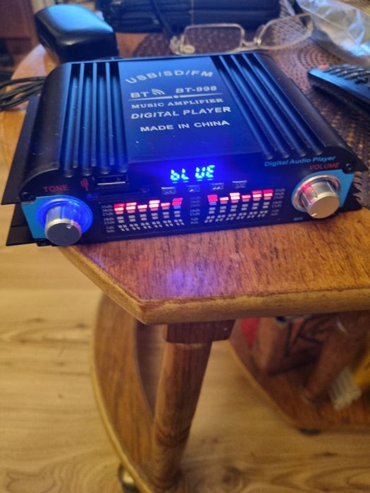 Vand amplificator 4×40 W, cu telecomanda nou in cutia originala.
Are următoarele funcții:
1. Radio digital pe frecventa FM
2. Bluetooth, prin interm