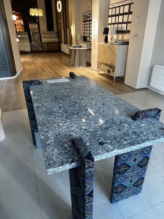 Стол, можно вместо ресепшена