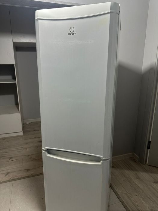 Холодильник Indesit !