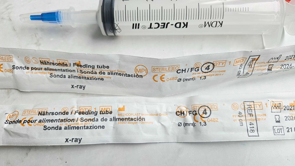 Подарявам сонда за хранене и биберони за шишета