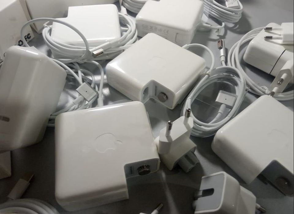 , на MacBook 60W - зарядка, блок питания