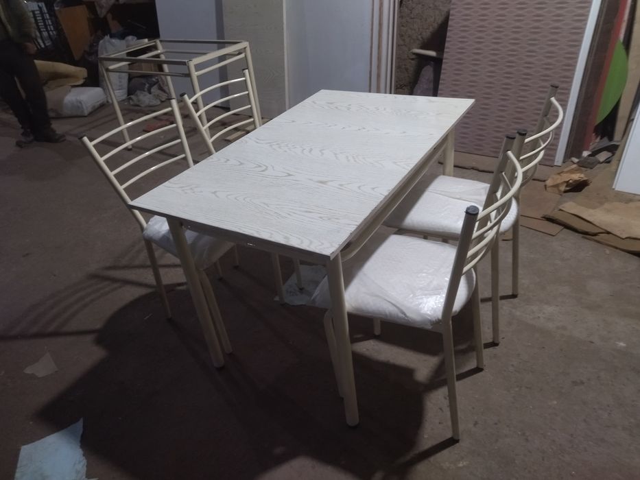 Кухонный стол с четырьмя стульями 870.000 сум.