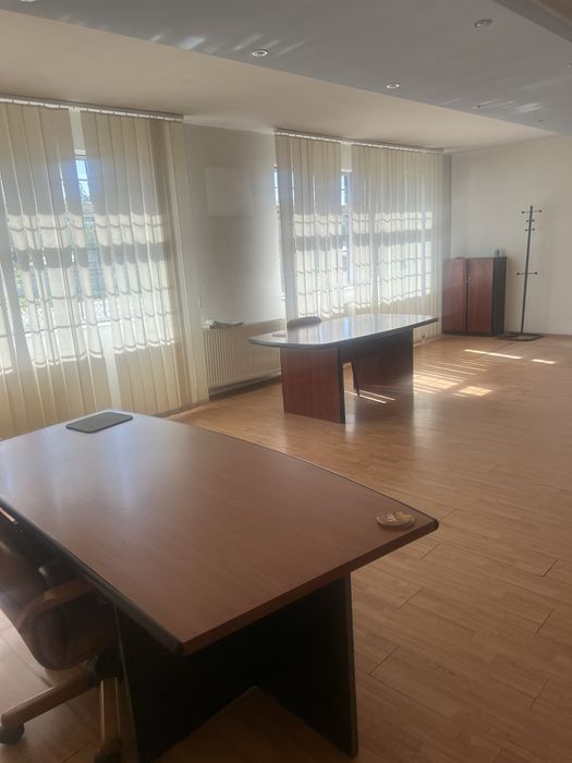 dau spre inchiriere birouri intre 70 m si 20 m, cladire vis a vis de liceul 5, stradal. Islaz.