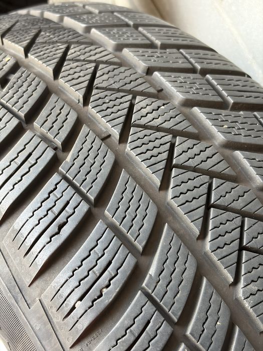 Vând 4 anvelope iarnă 225/60 R18 pe jante BMW originale
