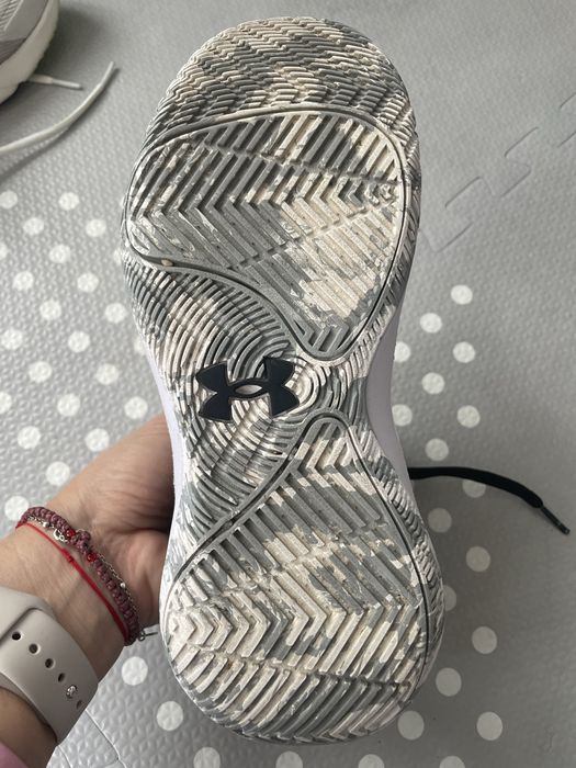 Ghete baschet / strada Under  Armour, aproape noi ,  originale , luate din Austria din reprezentanta , mar 37 .5 / 23,5 cm