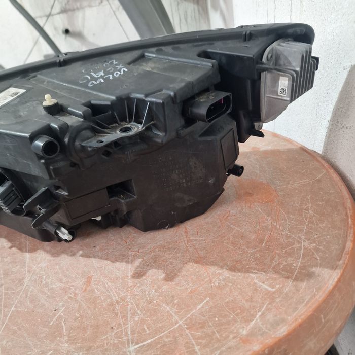 Volvo XC 40  2019 десен фар