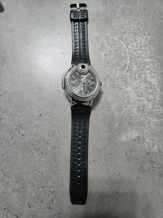 Часовник със запалка.