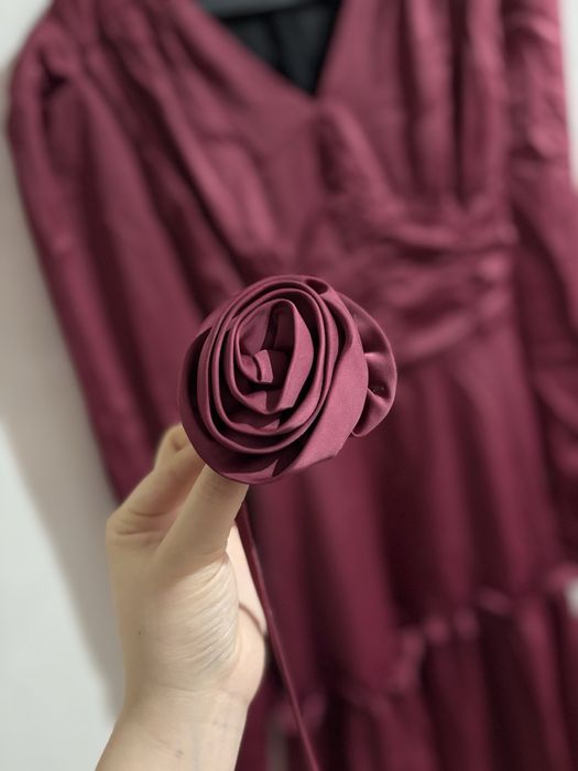 Атласное платье с V вырезом