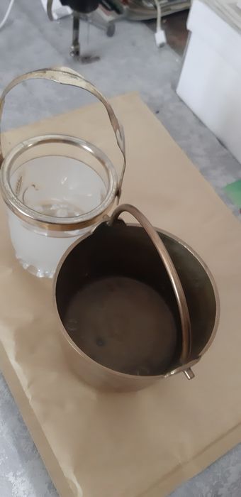 Bomboniere de sticlă și alamă