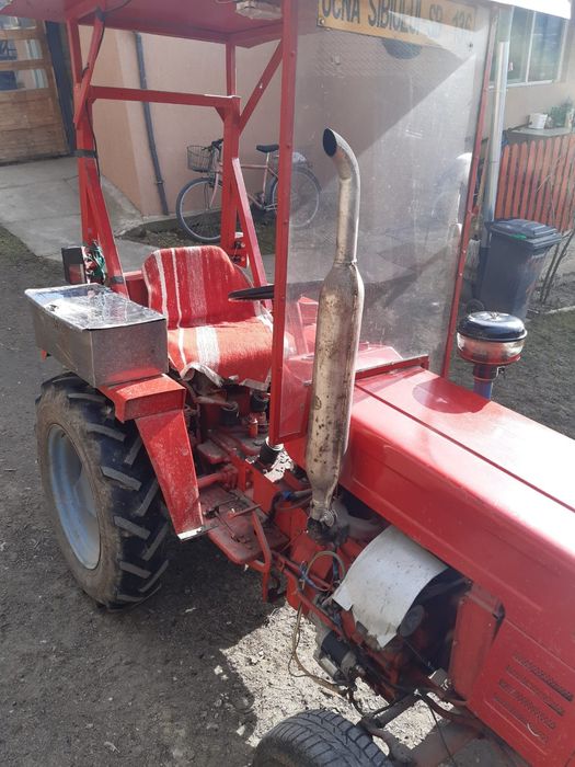 Vând Tractor cu căruță pentru lemne și remorcuță