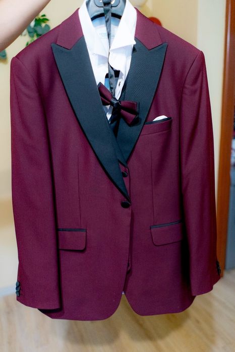 Vând costum de mire burgundy