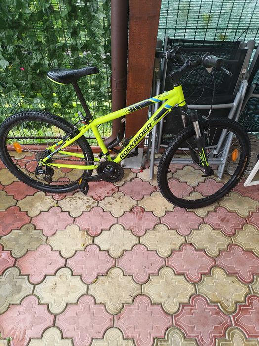 Vând bicicleta MTB Rockrider ST500 de 24 inch pentru copii (9-12 ani), galben fluo.