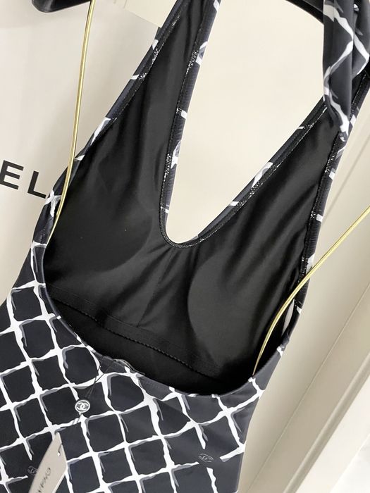 Купальник слитный новый