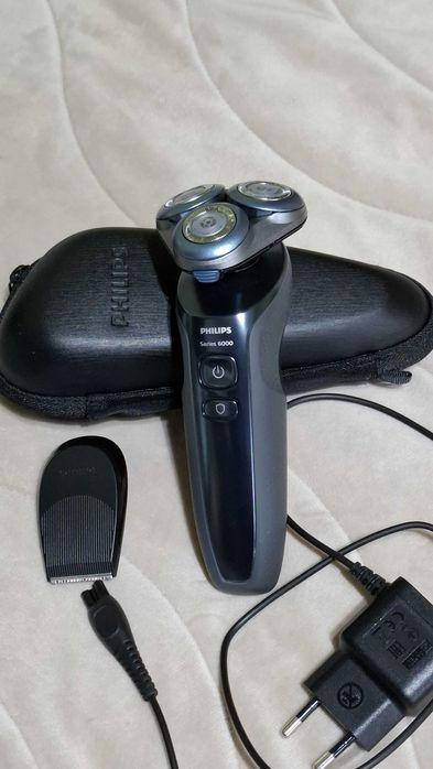 Продавам Електрическа самобръсначка PhilipsS6000 с почистващо устройст