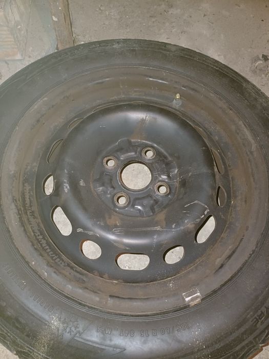 Продавам зимни гуми с железни джанти и тасове