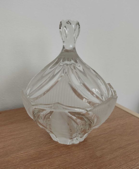 Кристална бонбониера с капак